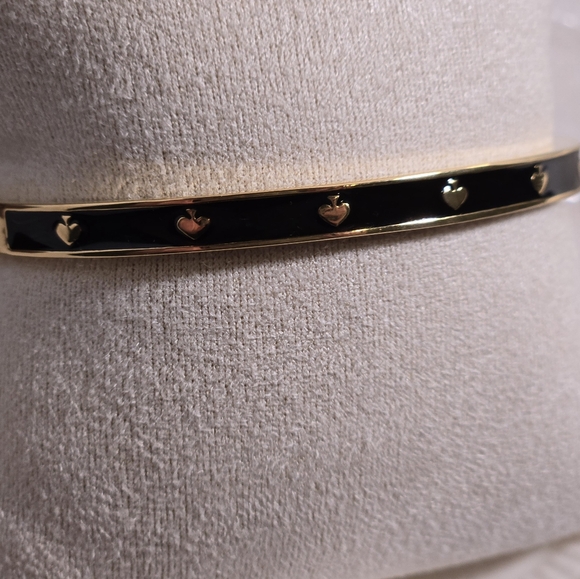 Kate Spade Spot the Spade Black Goldtone Hinged Bangle Bracelet NWT Retail $69 - Picture 4 of 4